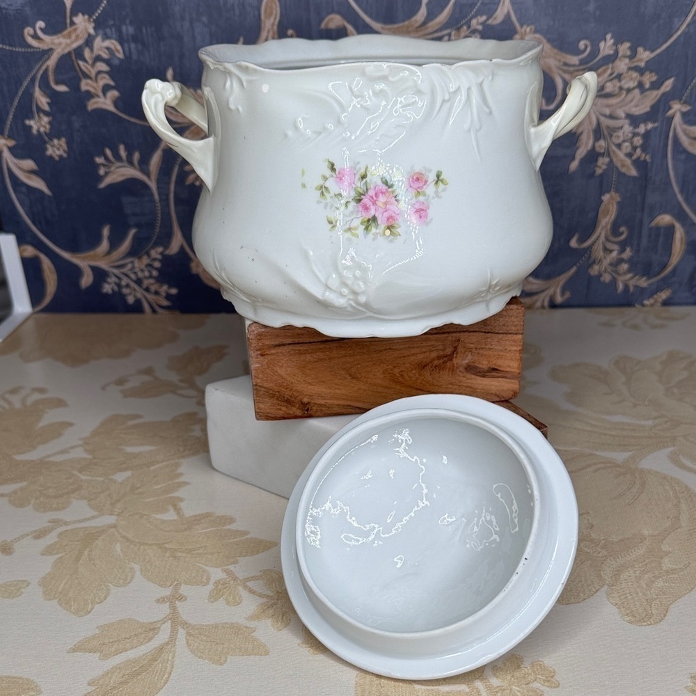 Vintage Porcelain Floral Pot With Lid and Handles - Picture 4 of 8